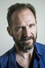 Ralph Fiennes isDr. Ian Kelson